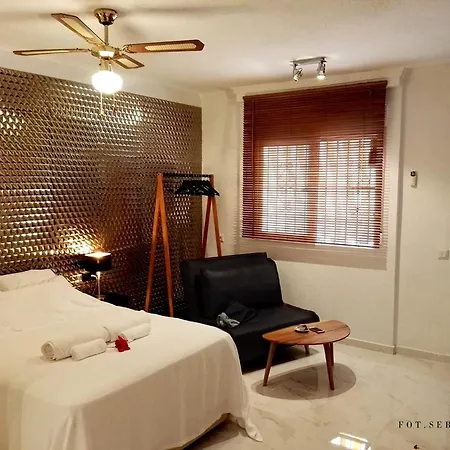 Golden Studio Apartment *